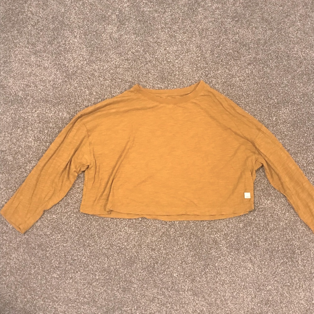 Vuori Long-Sleeve Crop Top. Size M. Color Gold.